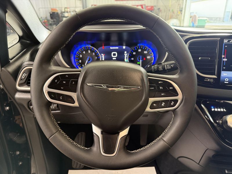 Used 2026 Chrysler Pacifica SelectImage 18