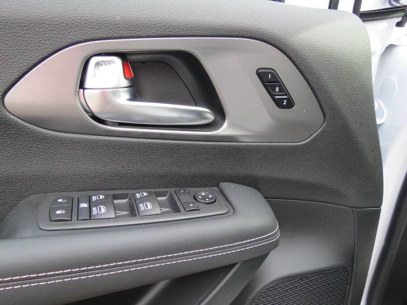 New 2026 Chrysler Pacifica SelectImage 11