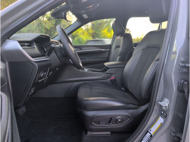 New 2027 Jeep Grand Cherokee Laredo AltitudeImage 10