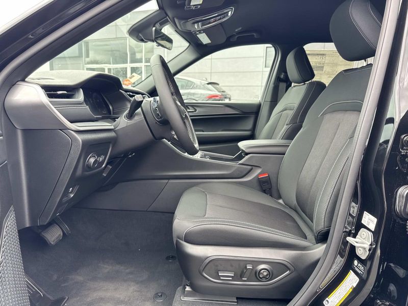 New 2026 Jeep Grand Cherokee L Laredo 4x2
