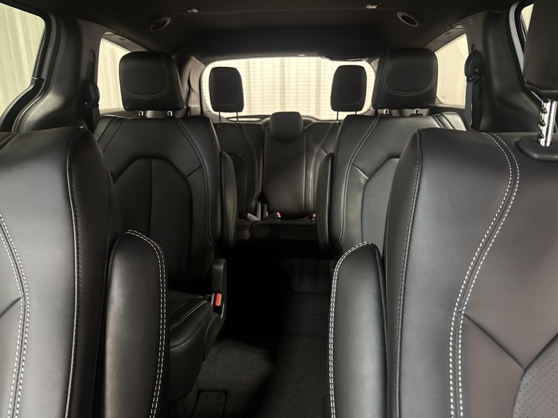 New 2027 Chrysler Pacifica SelectImage 24