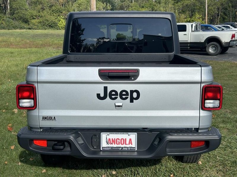 2024 Jeep Gladiator Sport S photo 4