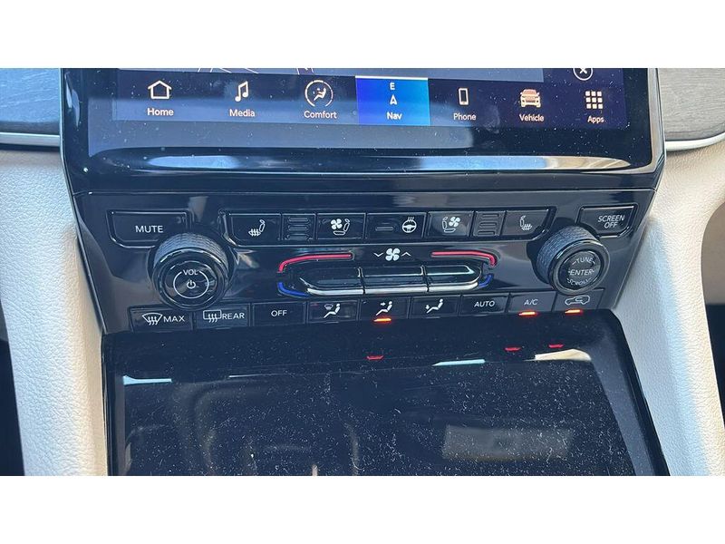 Used 2023 Jeep Grand Cherokee L LimitedImage 17