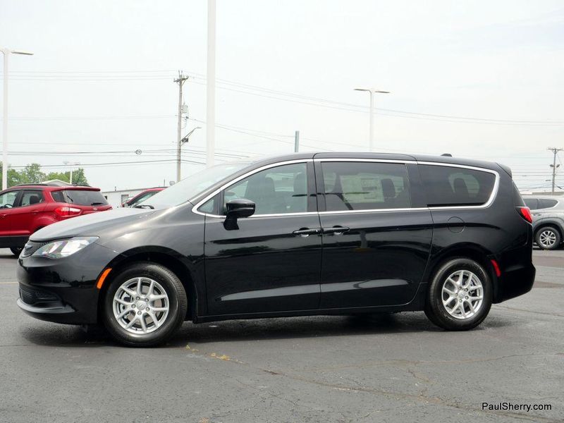New 2025 Chrysler Voyager LxImage 9