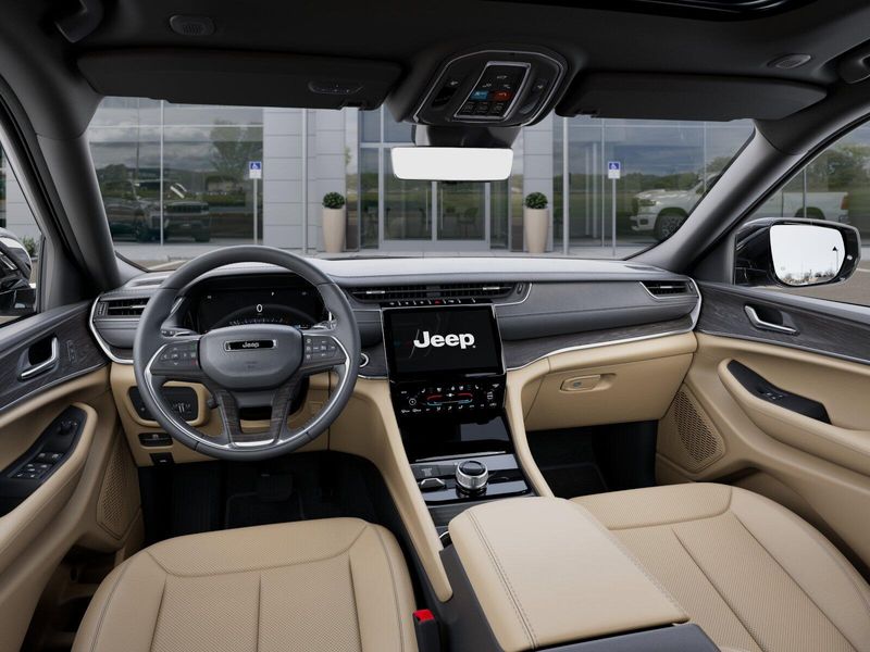 New 2025 Jeep Grand Cherokee Limited 4x4Image 8