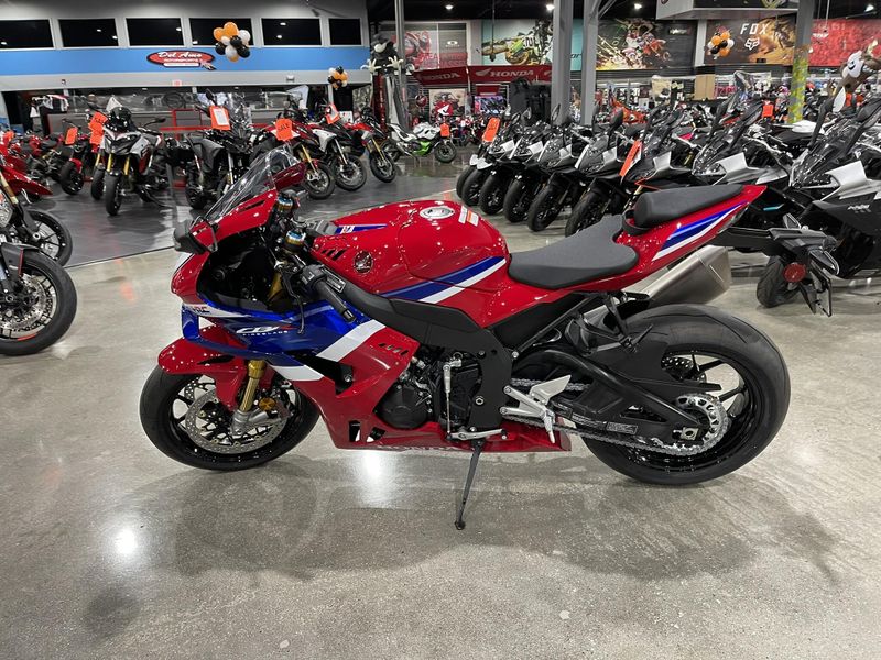 New 2025 Honda CBR1000RR-R FIREBLADE SP Image 9