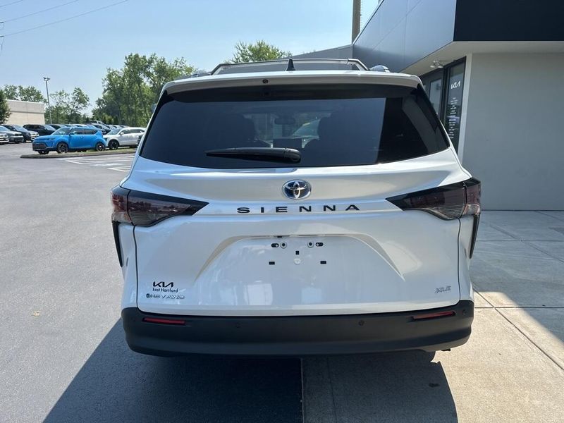 2025 Toyota Sienna XLEImage 6