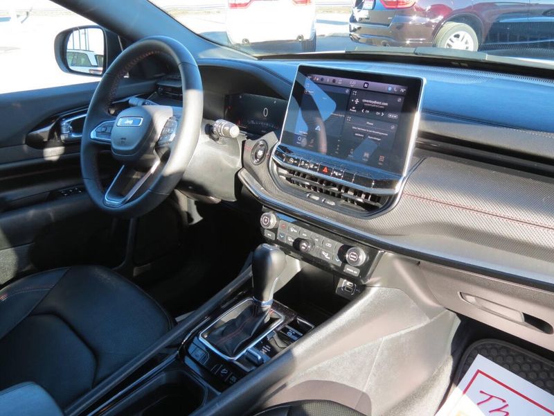 Used 2025 Jeep Compass Trailhawk 4x4 4dr SUVImage 9