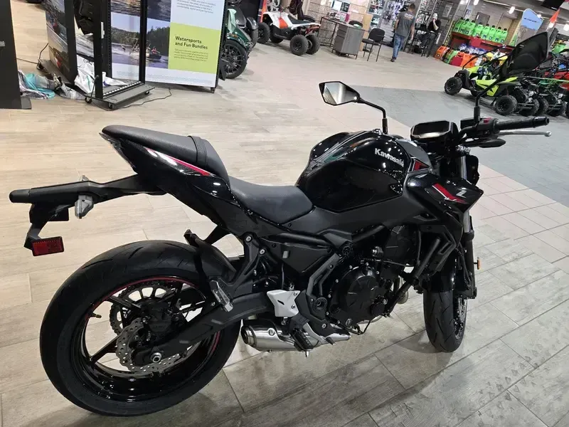 NEW 2025 KAWASAKI Z650 Image 8