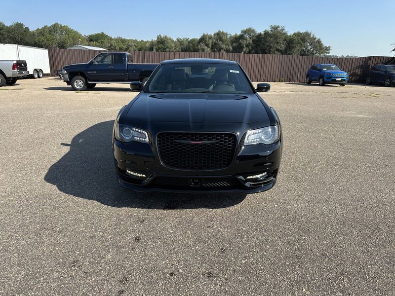 2023 Chrysler 300s V8Image 3