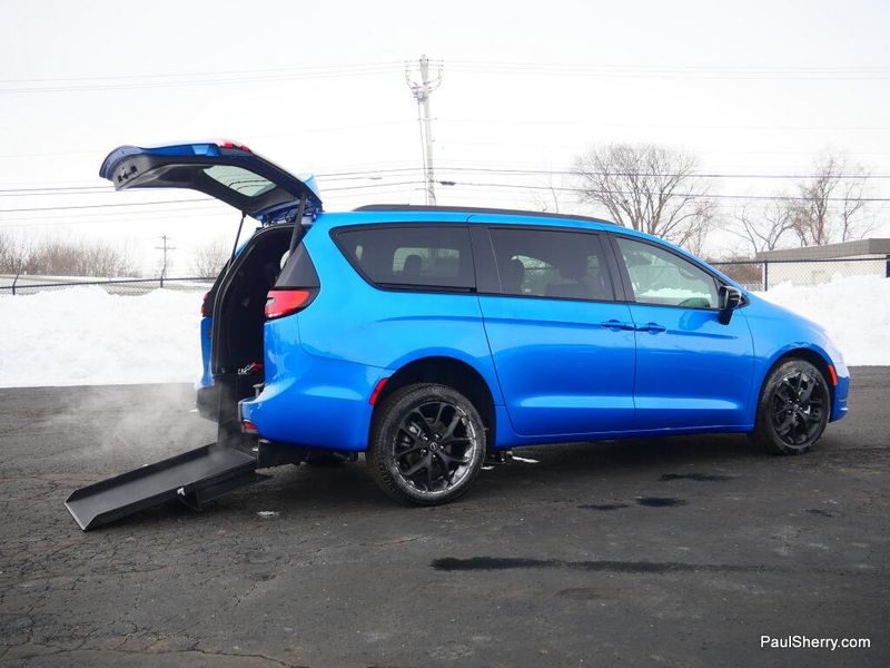 New 2026 Chrysler Pacifica Select