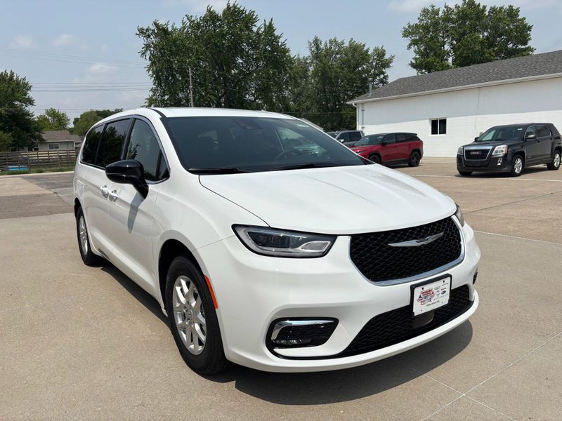 New 2025 Chrysler Pacifica SelectImage 2