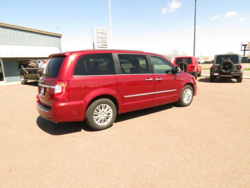 Used 2015 Chrysler Town & Country Touring L 4dr Mini VanImage 4