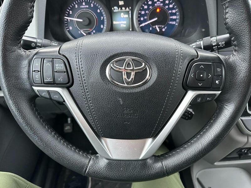 2020 Toyota Sienna XLEImage 3