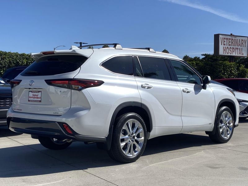 New 2025 Toyota Highlander Hybrid LimitedImage 3