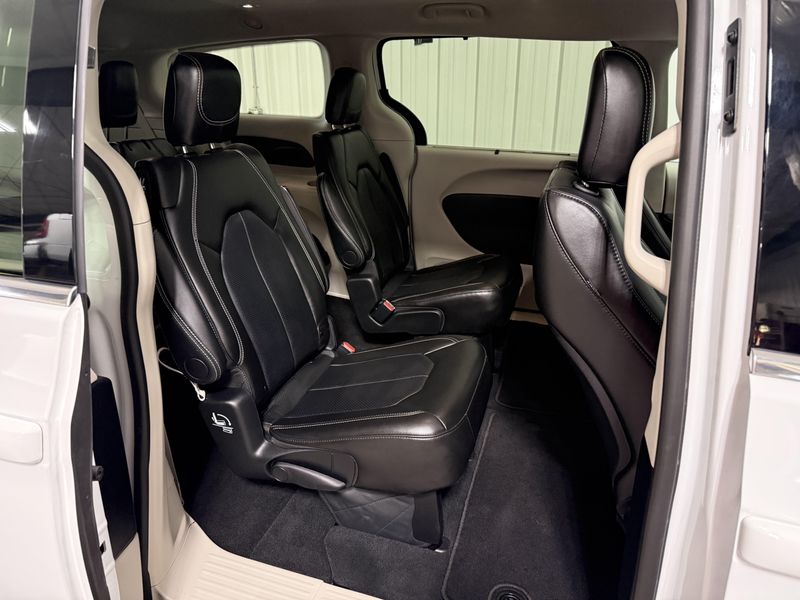 Used 2024 Chrysler Pacifica Touring LImage 8