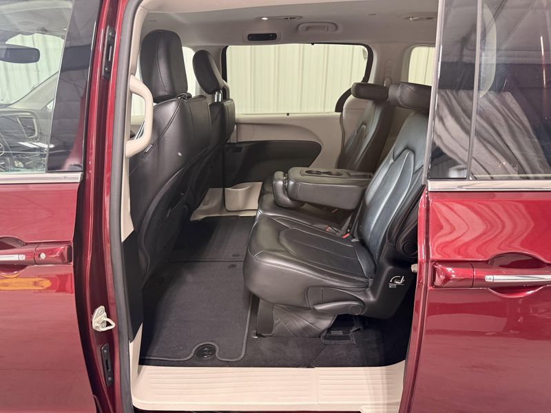 Used 2018 Chrysler Pacifica Touring LImage 17