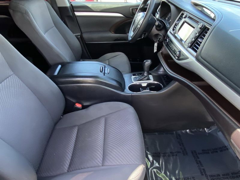 Used 2018 Toyota Highlander LEImage 10