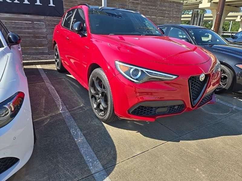 Used 2022 Alfa Romeo Stelvio VeloceImage 2