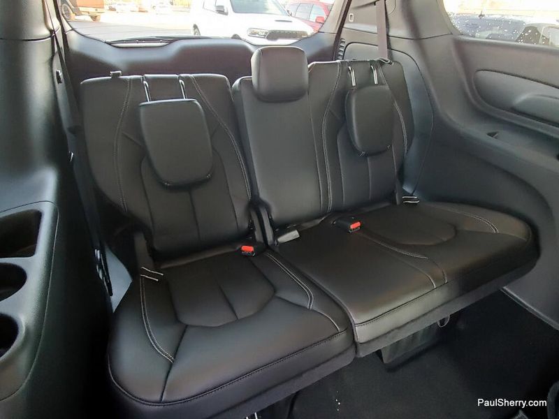 New 2026 Chrysler Pacifica Select