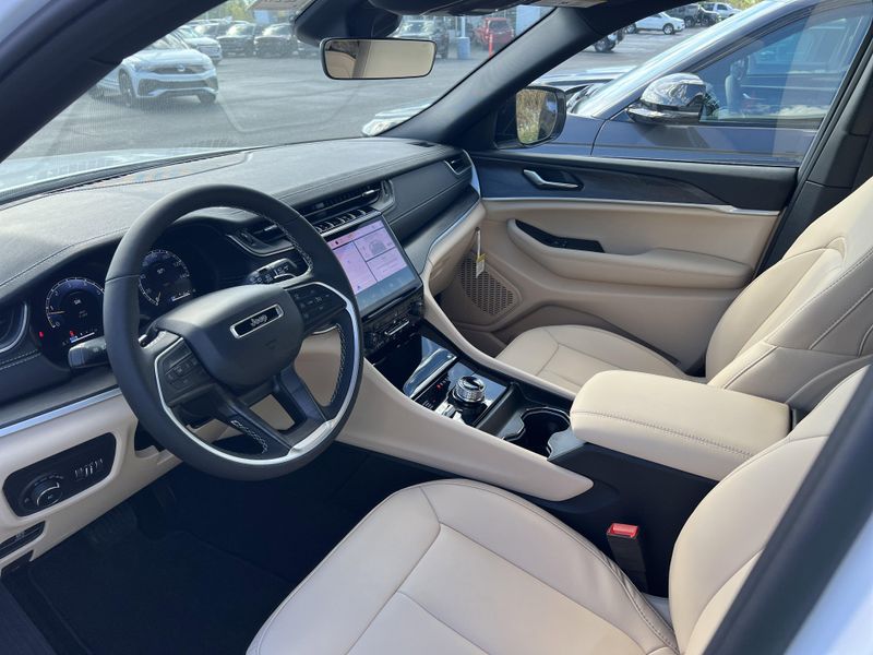 New 2025 Jeep Grand Cherokee Limited 4x4Image 13