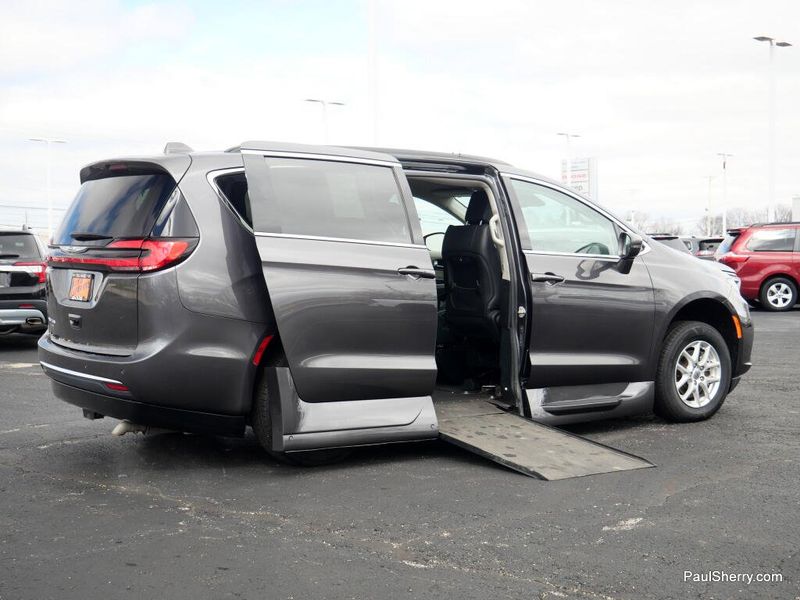 Used 2022 Chrysler Pacifica Touring L