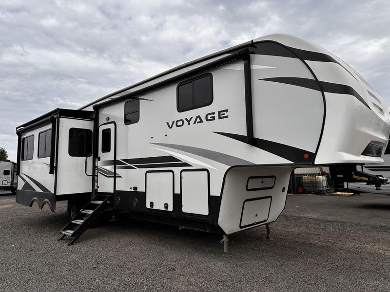 Used 2021 WINNEBAGO VOYAGE 3134RL Image 3