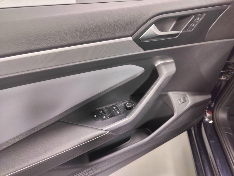 Used 2025 Volkswagen Jetta SE w/SunroofImage 22