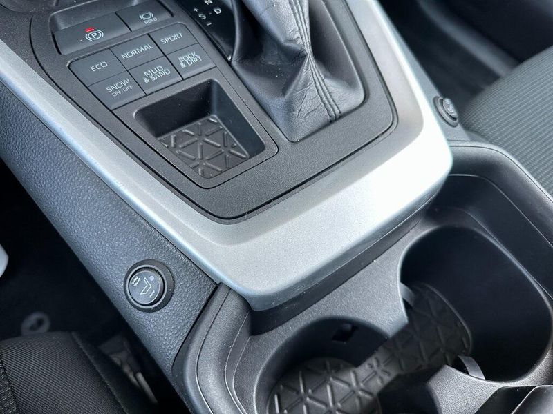 2021 Toyota RAV4 LEImage 6