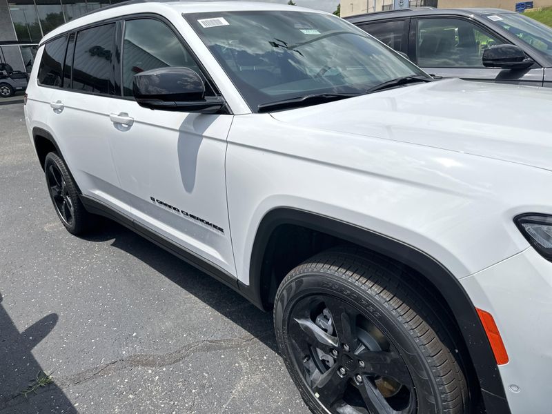 2025 Jeep Grand Cherokee L Limited 4x4Image 4
