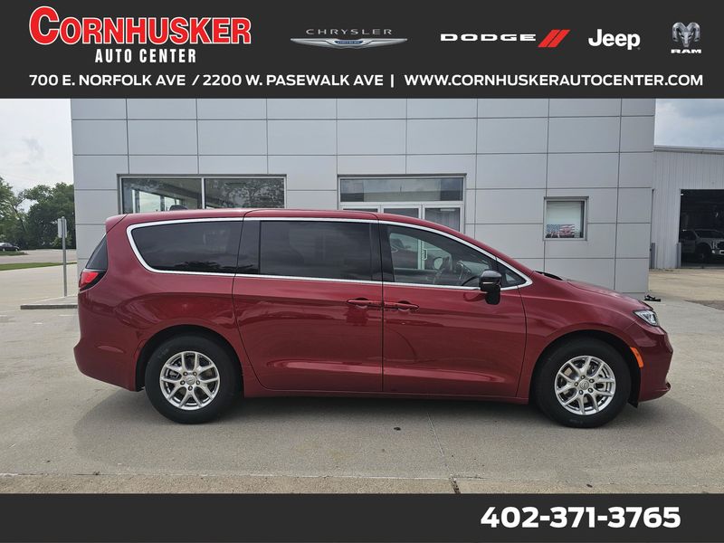 2025 Chrysler Pacifica SelectImage 1