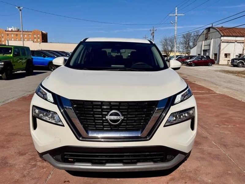 Used 2023 Nissan Rogue SVImage 2