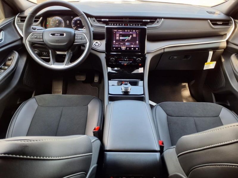 2025 Jeep Grand Cherokee Altitude photo 5