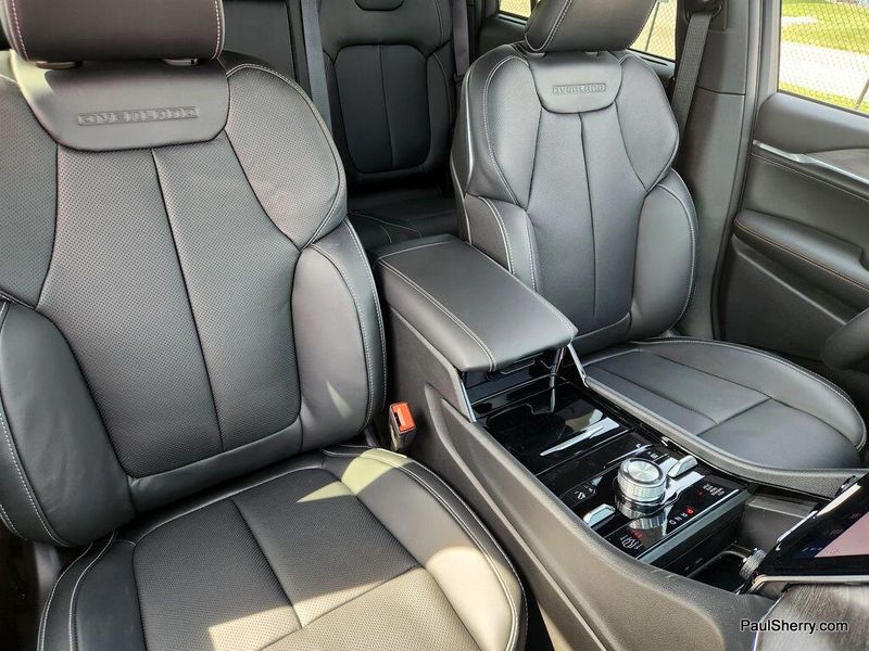 New 2025 Jeep Grand Cherokee Overland 4x4Image 28