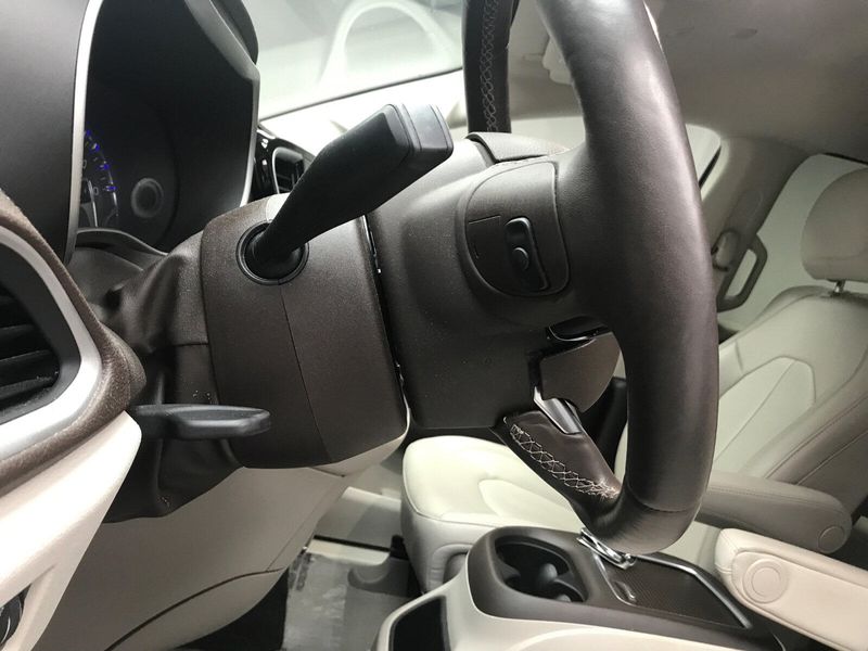 Used 2021 Chrysler Pacifica Touring LImage 5