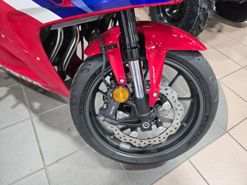 2025 Honda CBR500R ABS GRAND PRIX RED Image 15