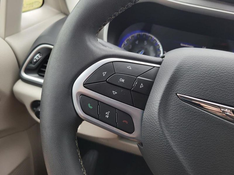 2023 Chrysler Pacifica Touring LImage 12
