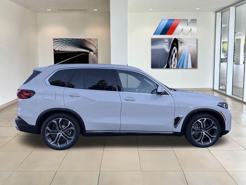2025 BMW X5 xDrive50eImage 9