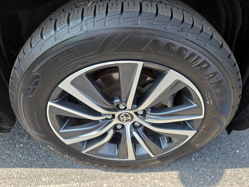 2022 Toyota Venza LE photo 9