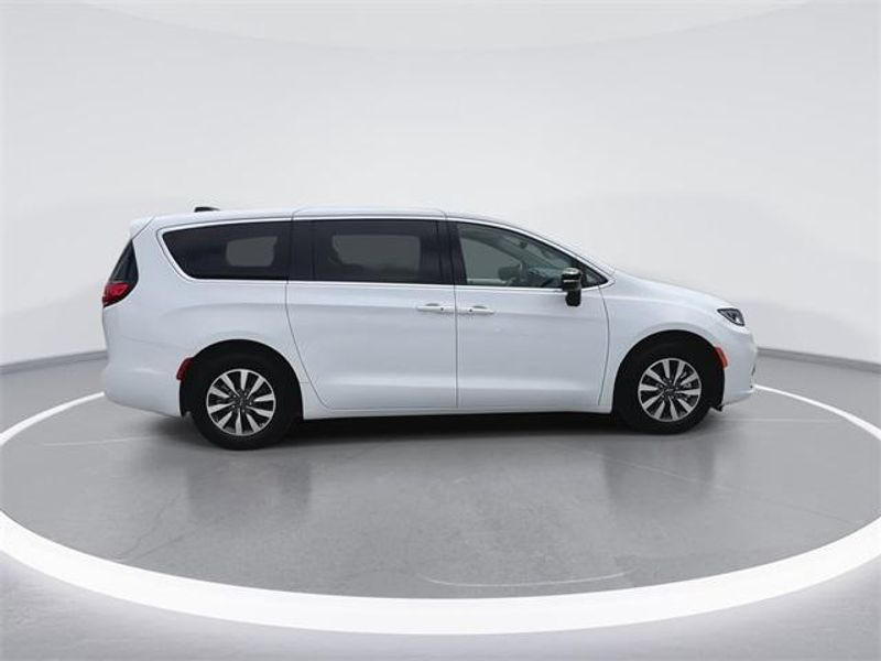 New 2024 Chrysler Pacifica Plug-in Hybrid SelectImage 9