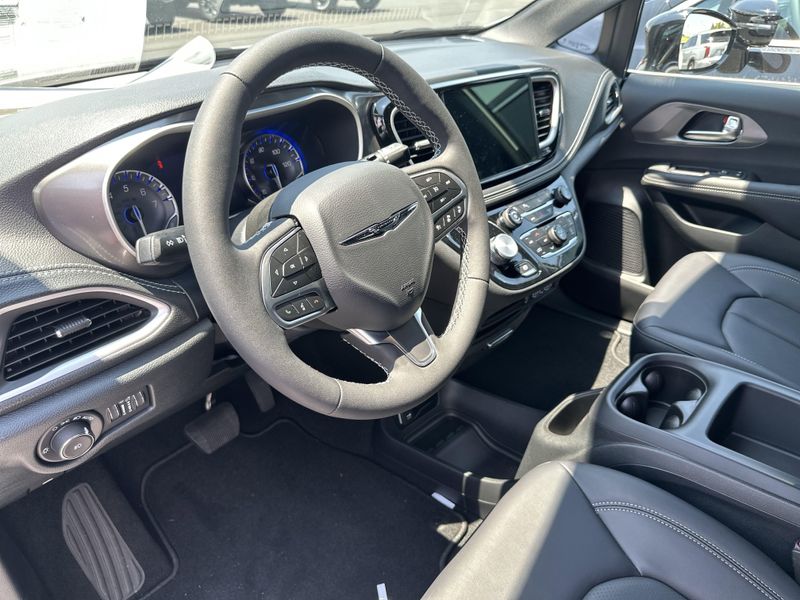 New 2025 Chrysler Pacifica SelectImage 19