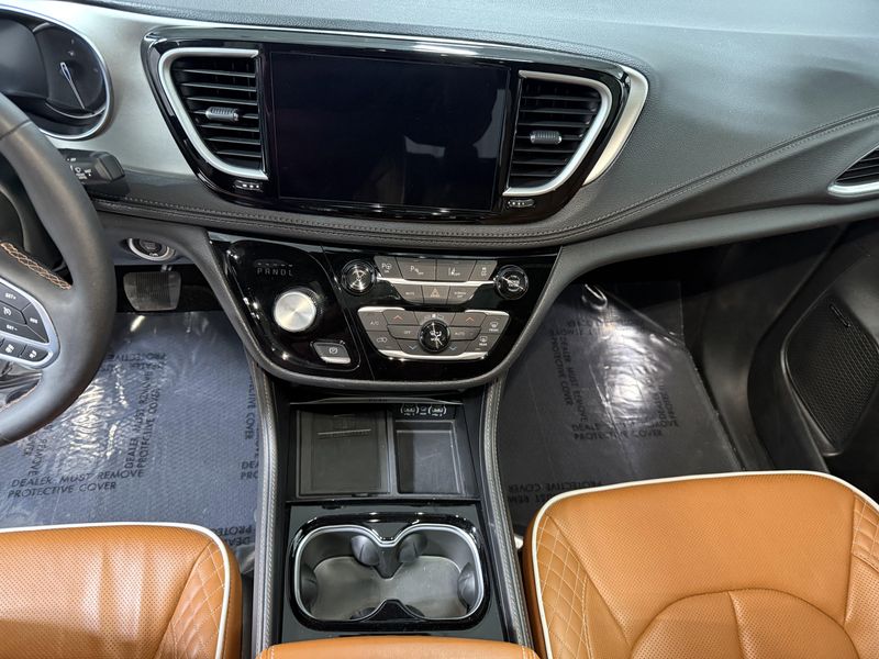 Used 2024 Chrysler Pacifica Hybrid PinnacleImage 21