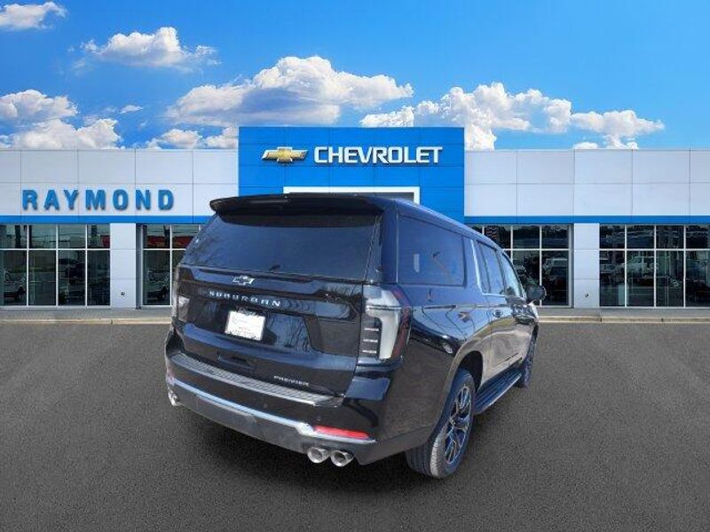 New 2026 Chevrolet Suburban PremierImage 4