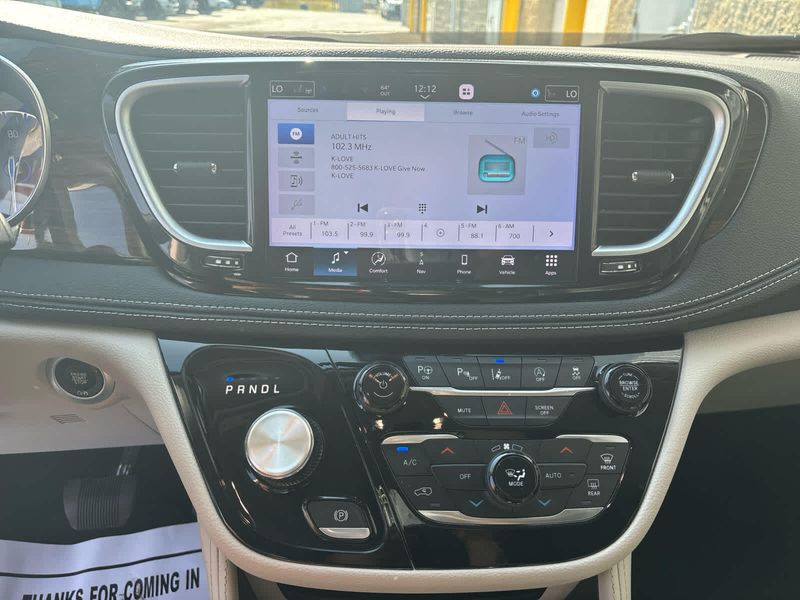 2023 Chrysler Pacifica Limited photo 13