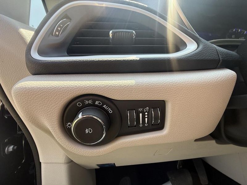2024 Chrysler Pacifica Touring L photo 13