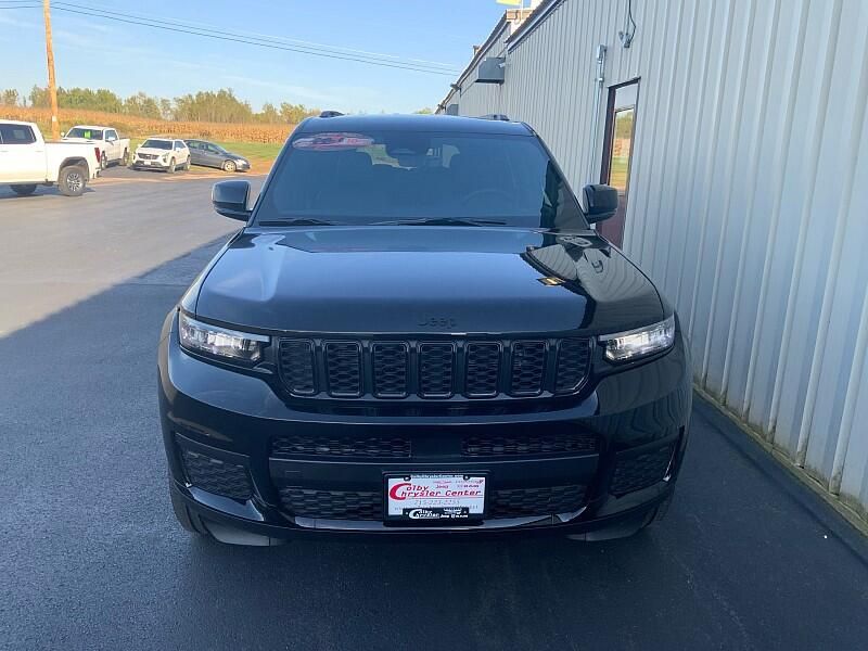 2025 Jeep Grand Cherokee Altitude photo 2