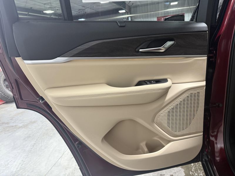 New 2025 Jeep Grand Cherokee Limited 4x4Image 22