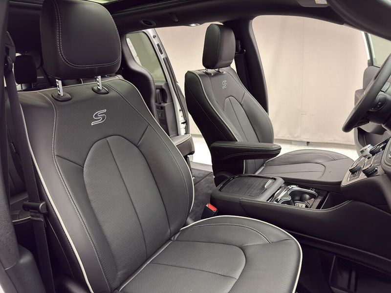 New 2026 Chrysler Pacifica Limited AwdImage 14