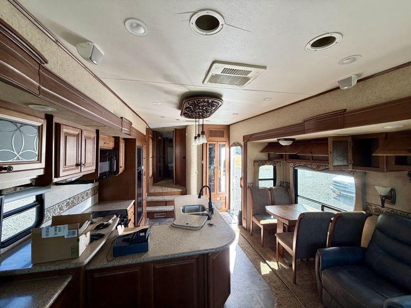 Used 2012 HEARTLAND BIGHORN 3185RL Image 7