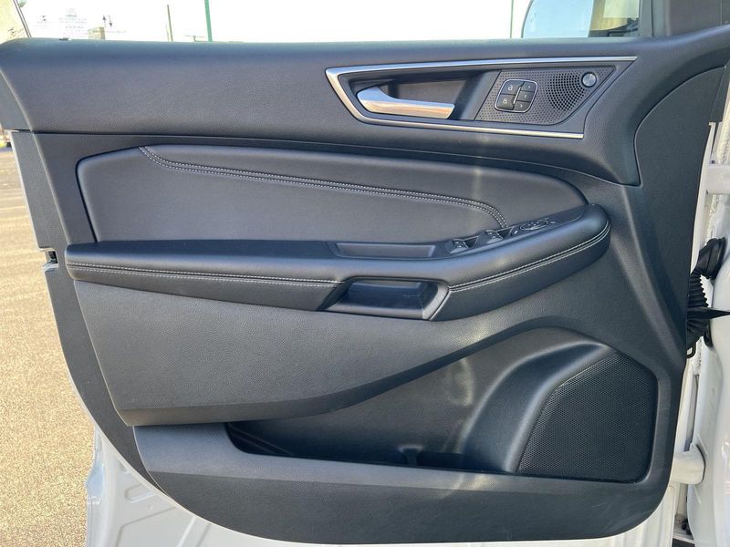 2022 Ford Edge Titanium photo 12